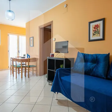 Homiday - Via Gramsci Giallo Apartment Pineto