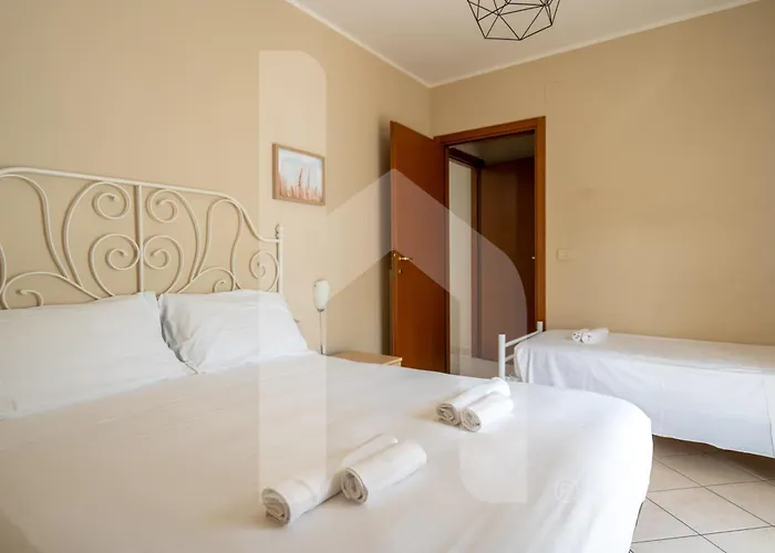 Homiday - Via Gramsci Giallo アパート ピネート